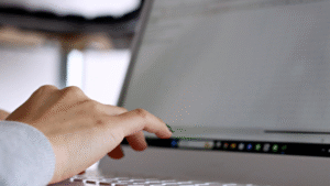 社内SEと外部委託の違いを徹底比較！メリット・デメリットから選び方まで解説