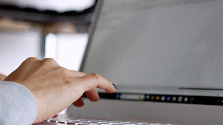 社内SEと外部委託の違いを徹底比較！メリット・デメリットから選び方まで解説